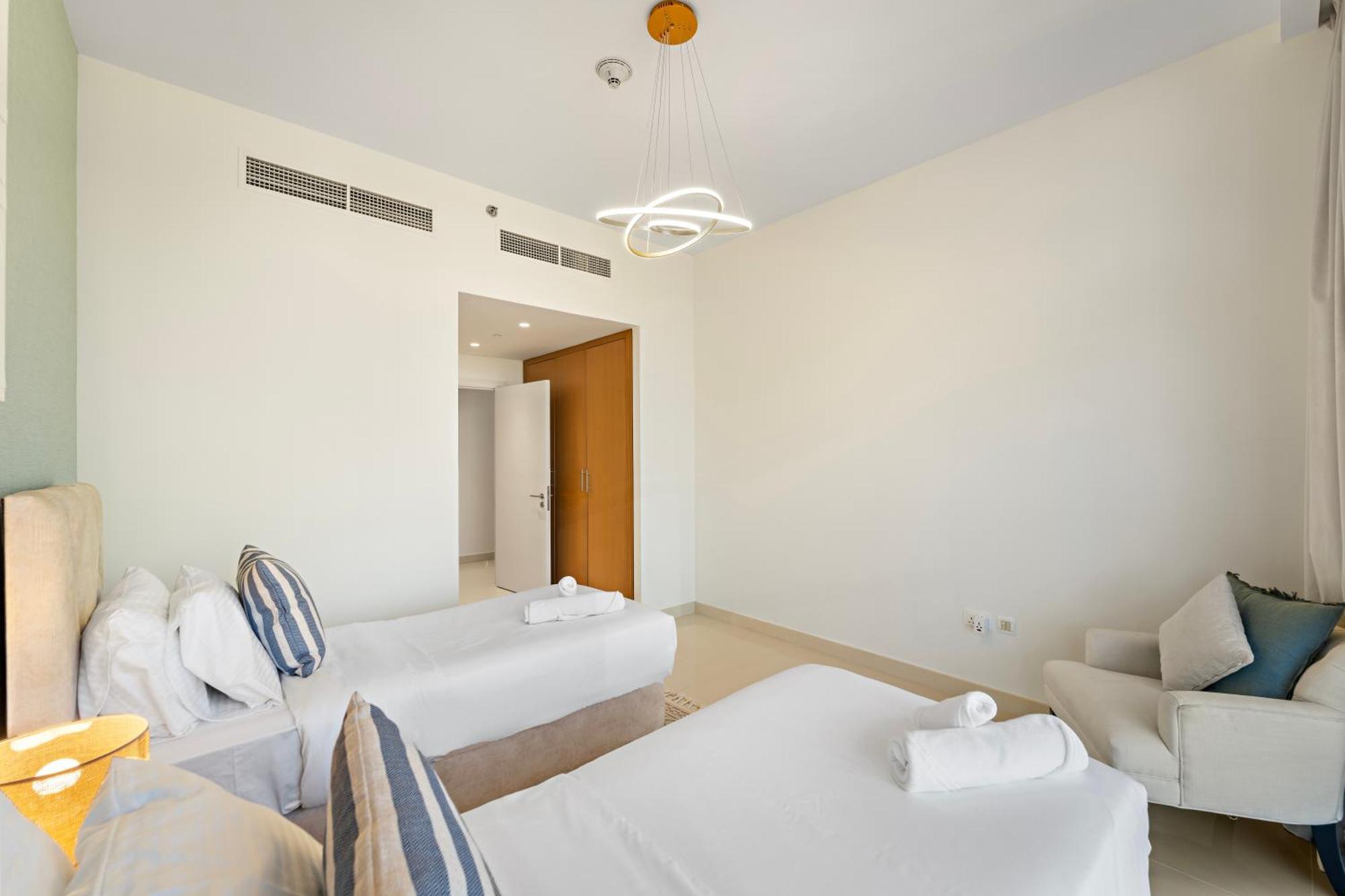 Luxe 4br In Downtown With Balcony *