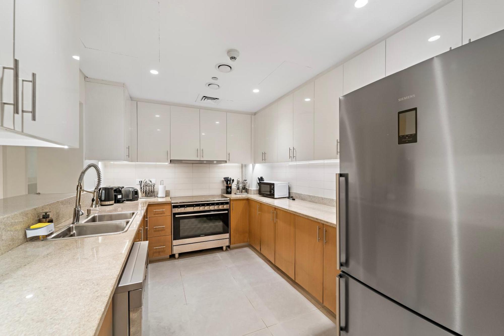 Luxe 4br In Downtown With Balcony * Dubai