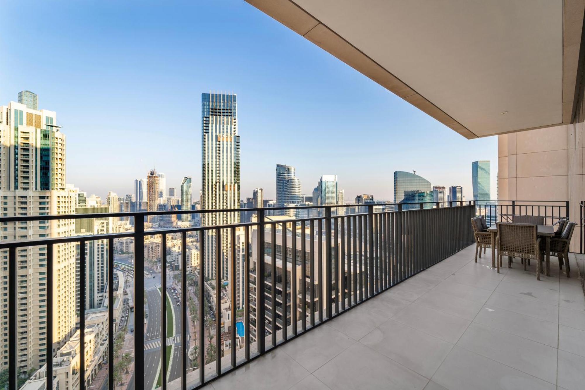 Luxe 4br In Downtown With Balcony *